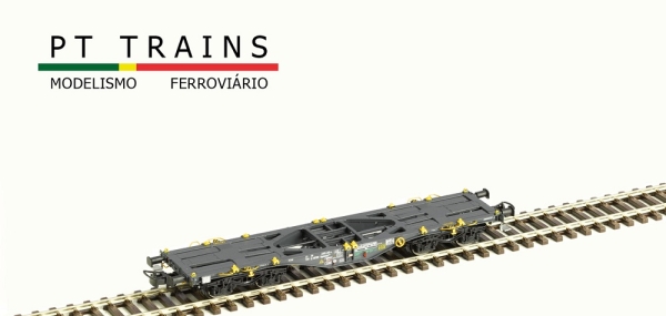 PT 100325 PT TRAINS Containertragwagen Sgmmnss 40 der MFD RAIL unbeladen